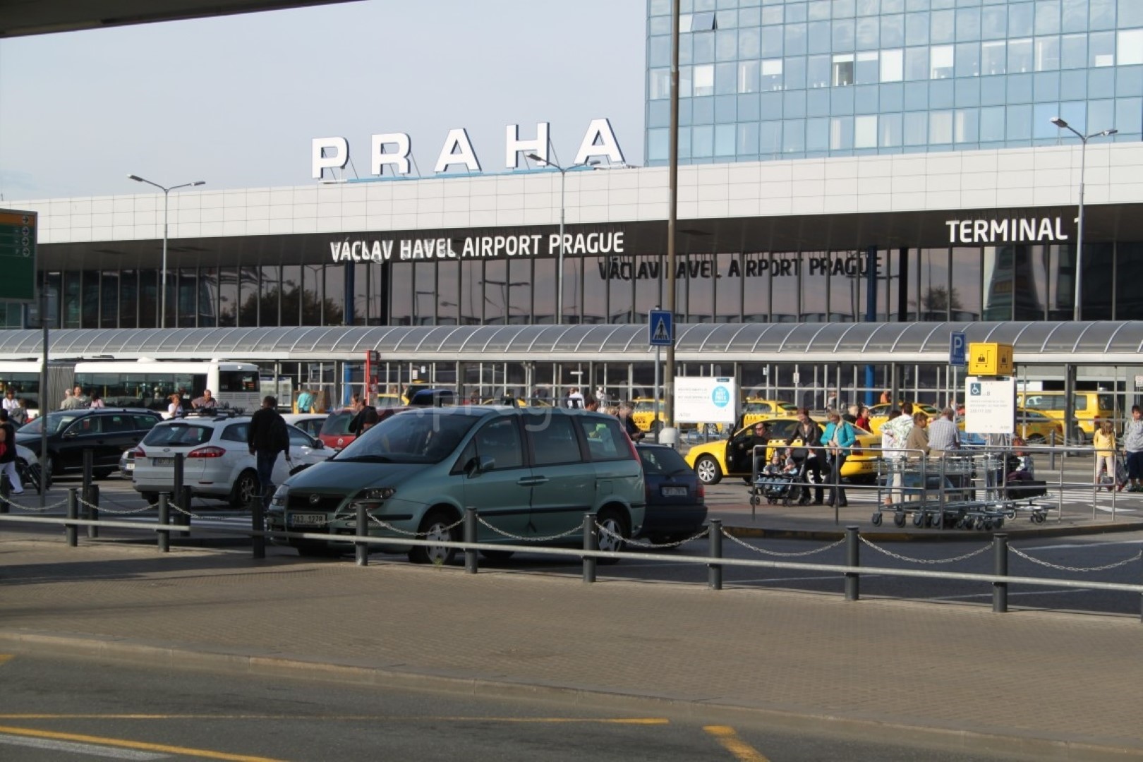 Аэропорт прага. Vaclav Havel Airport. Пражский аэропорт. Аэропорт Прага фото. Vaclav Havel Airport Prague Map.